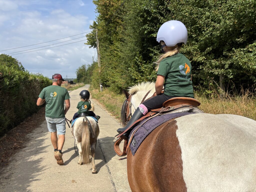 Ponywandeling met kinderen